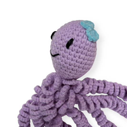 Pulpo crochet lila con lazo turquesa