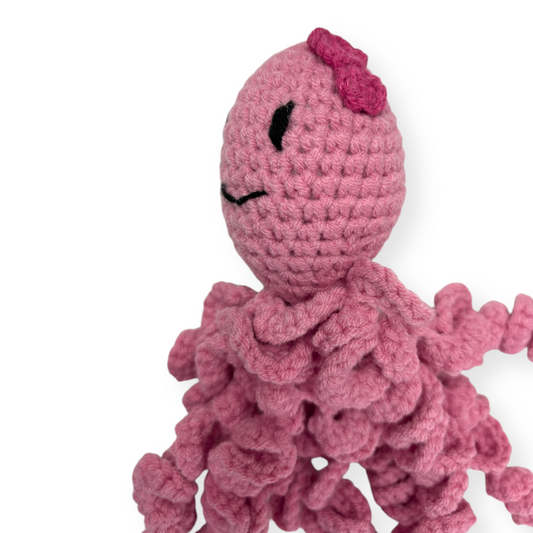 Pulpo crochet rosado con lazo fucsia