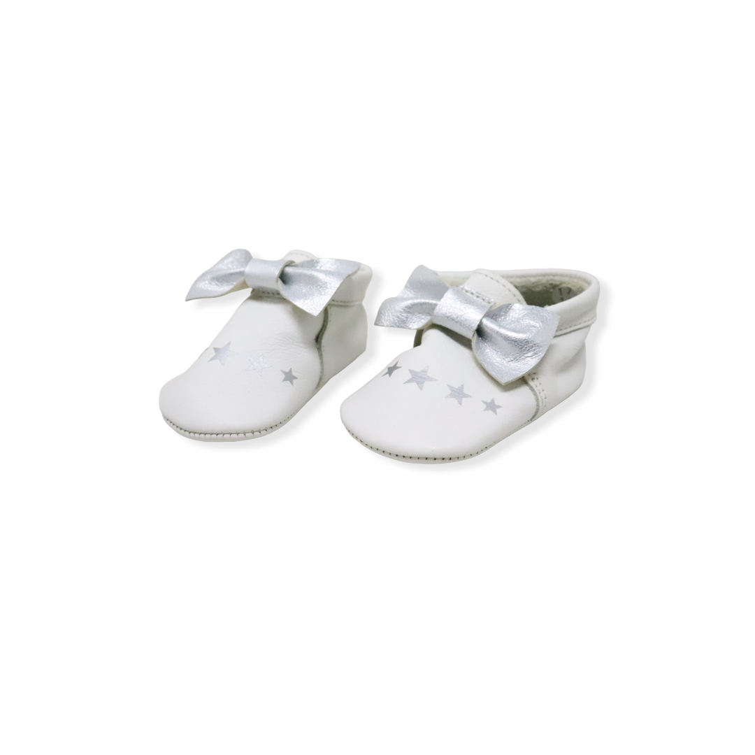 Zapato Babilu de cuero blanco con lazo plateado 17-18t 10cm