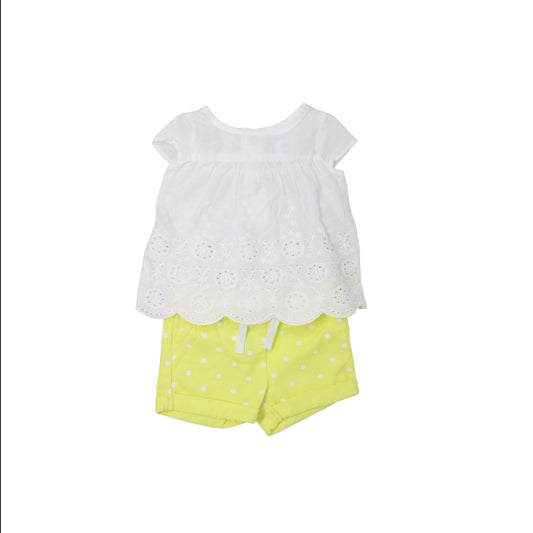 Set de pantalon corto amarillo y top blanco de encaje recien nacido