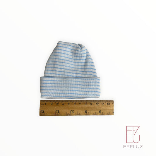 Gorrito para prematuro 3 a 6lb - blanco con rayas celestes rounded top style 720